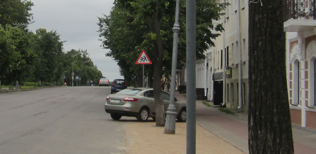 Мэра Великого Новгорода обяжут убрать незаконную парковку напротив Ярославова дворища
